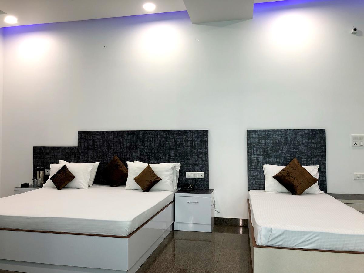 Hotel Taru Inn Ghaziabad Exteriör bild